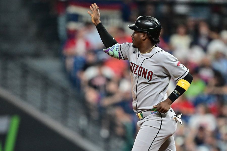 Com Geraldo Perdomo em campo, os D-backs lutam para vencer os Guardians por 3 a 0.