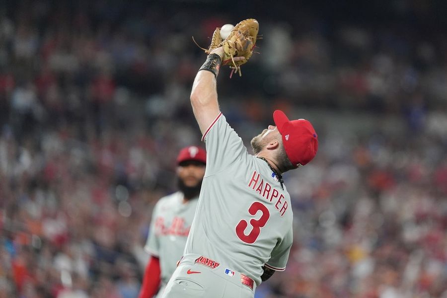 Phillies' Bryce Harper returning to right field after Luis Arraez deal