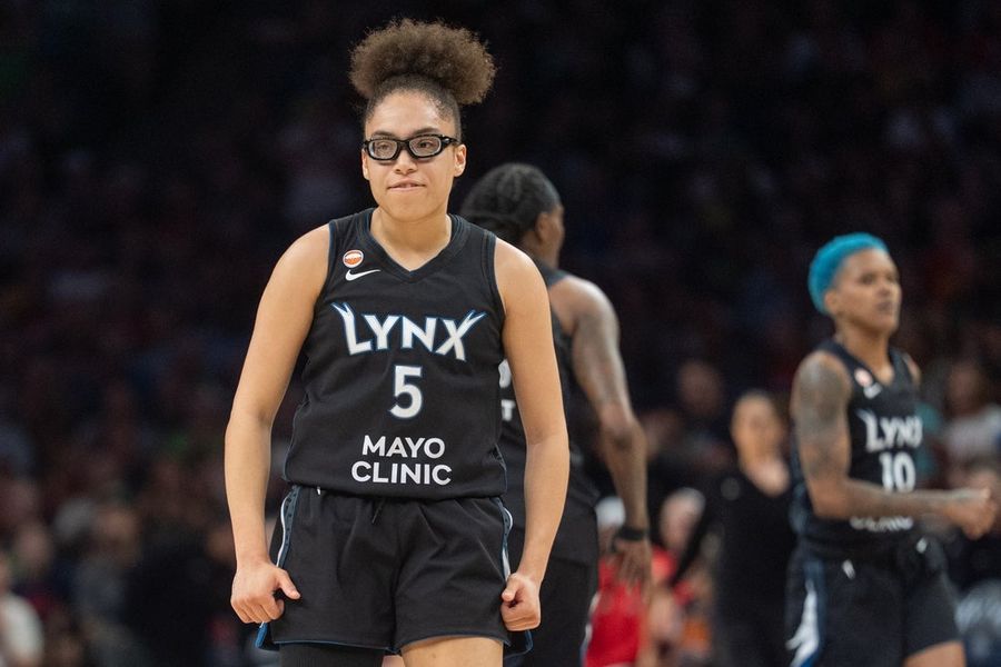 A estreante Olivia Miles, do Lynx, tenta apagar o Sparks.
