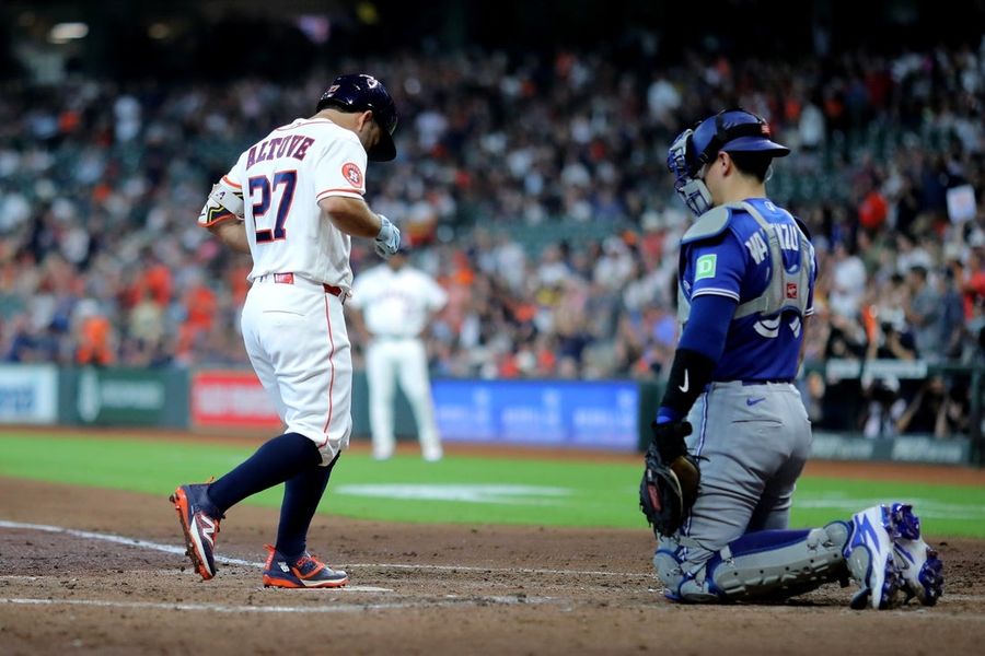O home run de Ernie Clement na décima entrada ajuda os Blue Jays a vencerem os Astros.