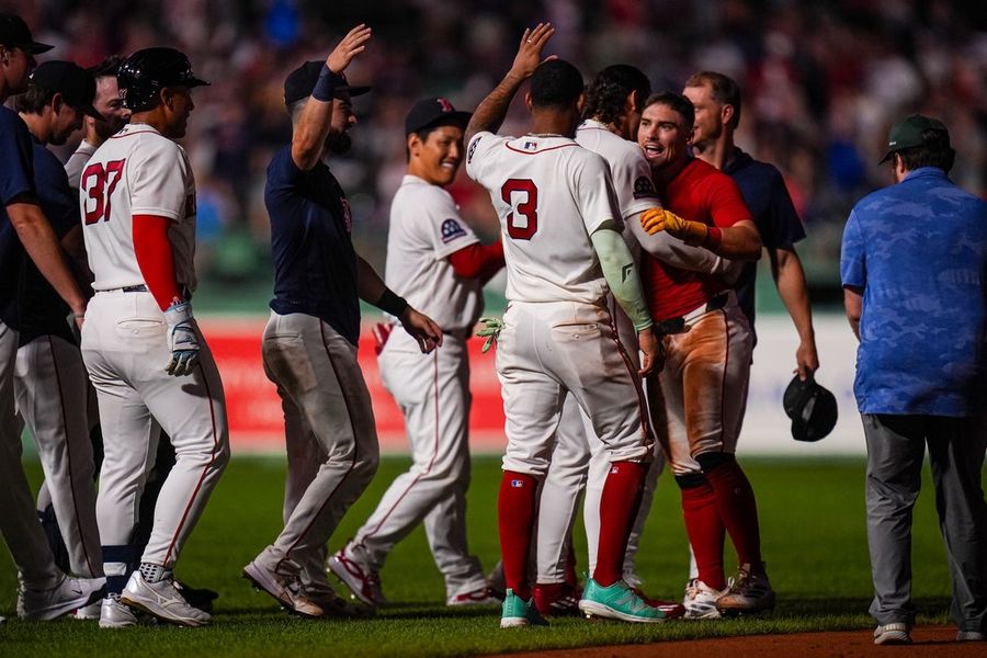 Tras una remontada, los "agotados" Red Sox ponen en juego su racha de 8 victorias consecutivas contra los Athletics.