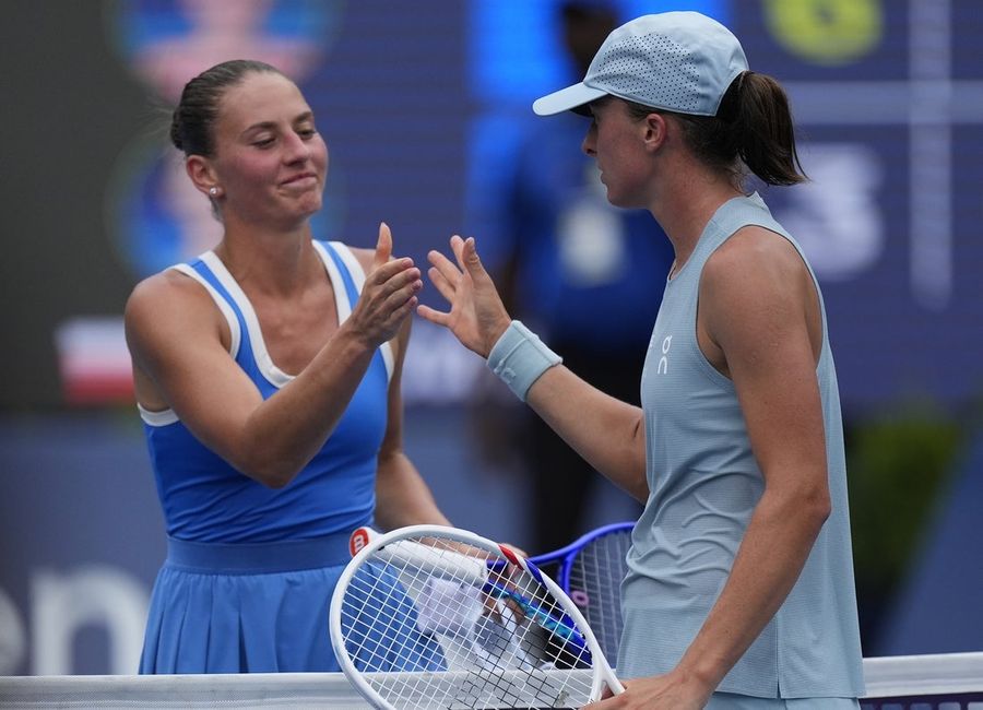 Iga Swiatek, Diana Shnaider advance to quarters in Toronto 