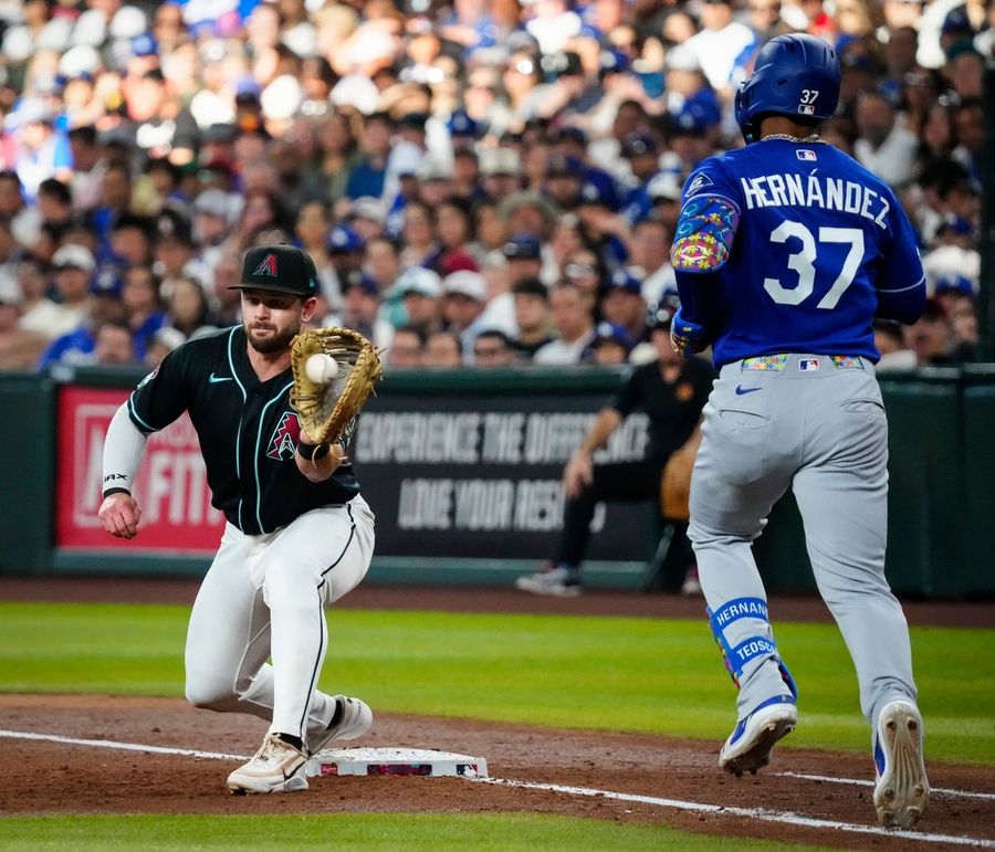 Dodgers edge D-backs in 10 to end 7-game losing streak