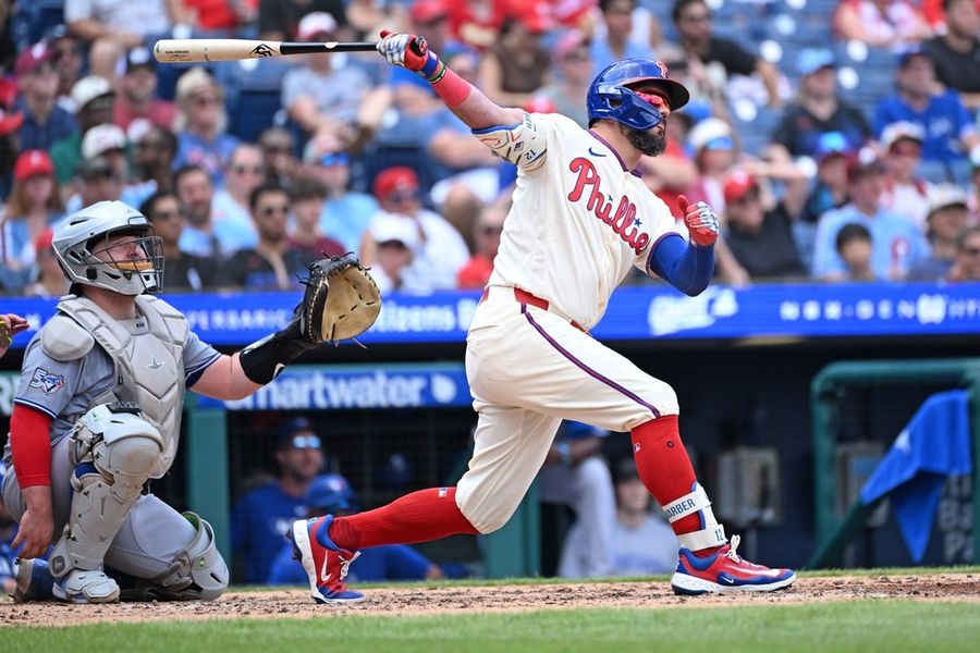 Kyle Schwarber (2 HRs), Phillies rally past Jays in 12