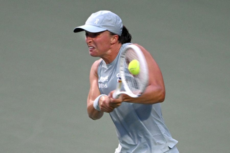 Iga Swiatek powers into Toronto semifinals in 64 minutes