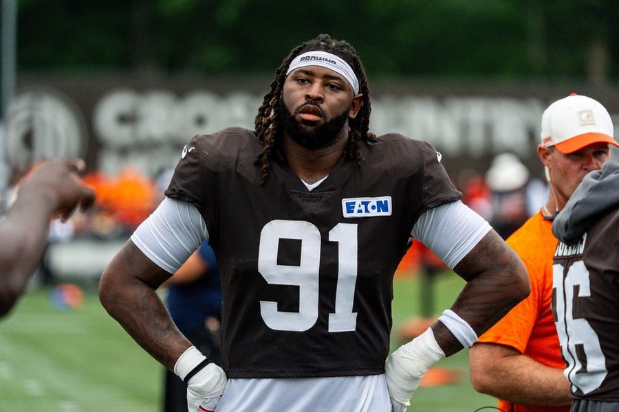 Browns place DE Alex Wright on IR, add Derek Barnett