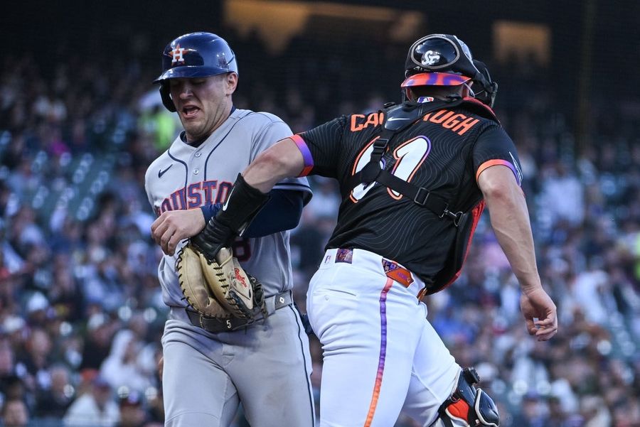 Astros fall to Giants as Jose Altuve leaves with foot injury