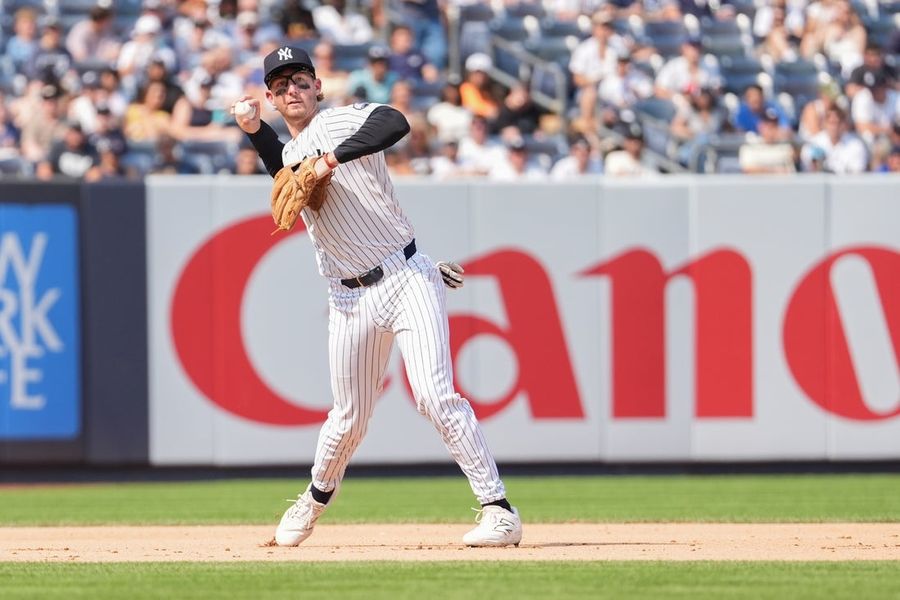 Os Yankees ativaram o terceira base Ryan McMahon e adicionaram o arremessador destro John Schreiber ao elenco.