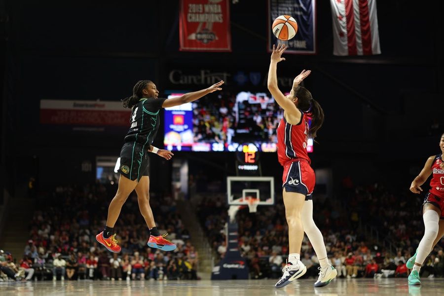 Mystics dominate 4th quarter to top Sparks