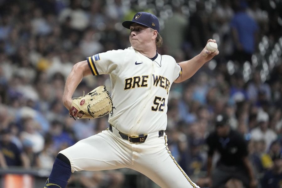 Brewers tie club mark with 22 runs while blanking Mariners
