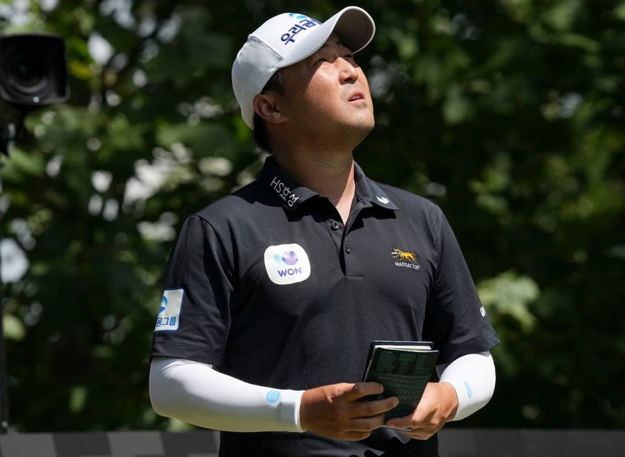 Richard T. Lee moves in front at LIV Golf Indianapolis