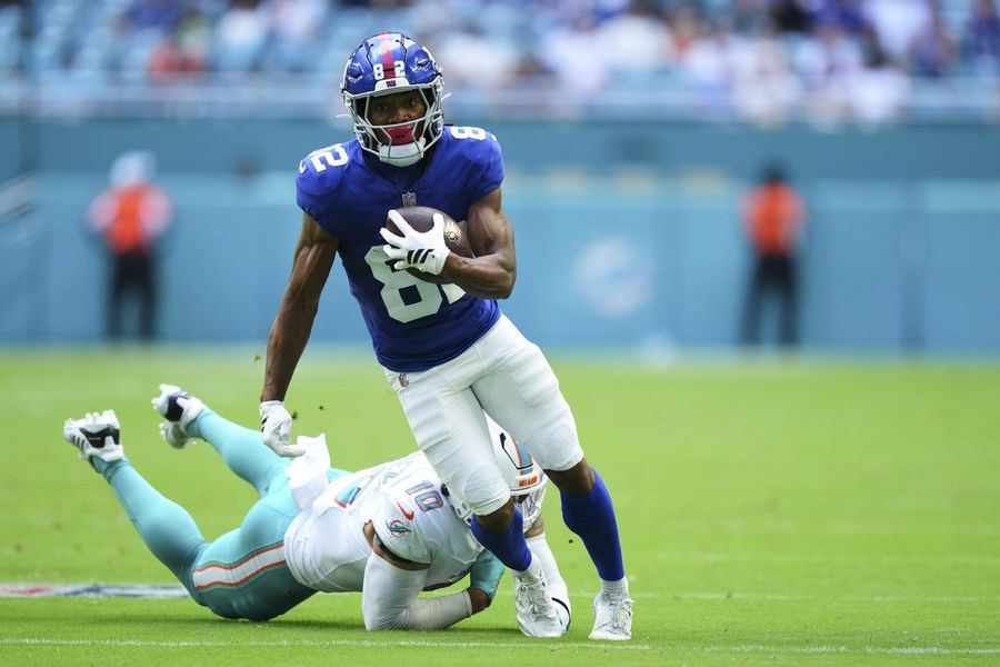 O wide receiver Calvin Austin III, do Giants, foi retirado de maca do campo de treinamento.