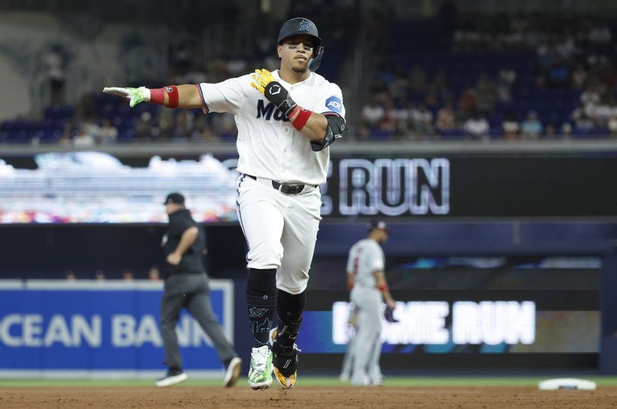 Heriberto Hernandez, dos Marlins, está esquentando o jogo enquanto os Nats tentam evitar a varrida.