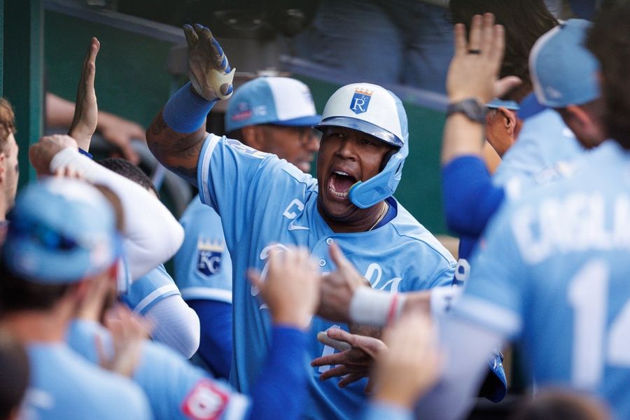 Red-hot Royals carry eight-game win streak into Toronto