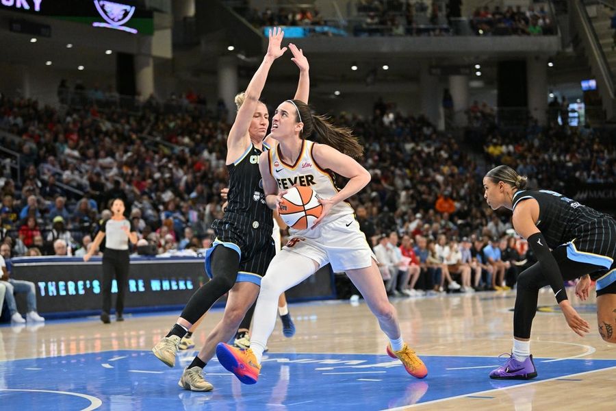Kelsey Mitchell e Caitlin Clark levam o Fever à vitória sobre o Sky.