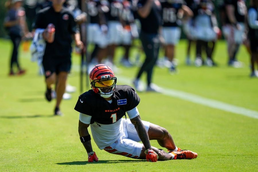 El receptor de los Bengals, Ja'Marr Chase, no participa en el entrenamiento tras sufrir un problema en la rodilla.
