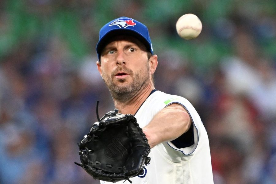 Ascending Blue Jays battle Royals, focus on better wild-card positioning