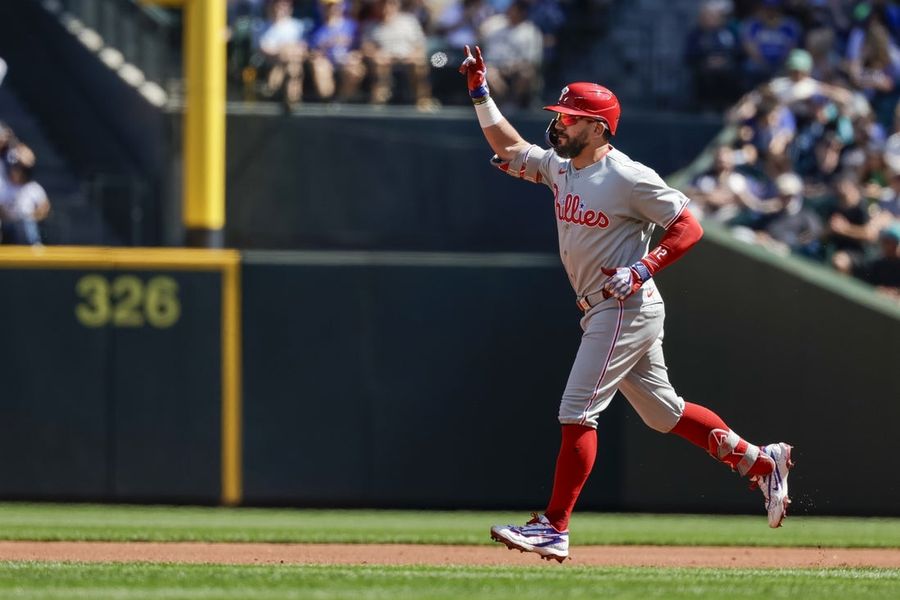 Kyle Schwarber hits MLB-leading 40th homer as Phillies blank Mariners