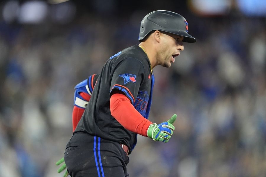 A atuação de George Springer, com quatro rebatidas, impulsiona os Blue Jays à vitória sobre os Mariners.
