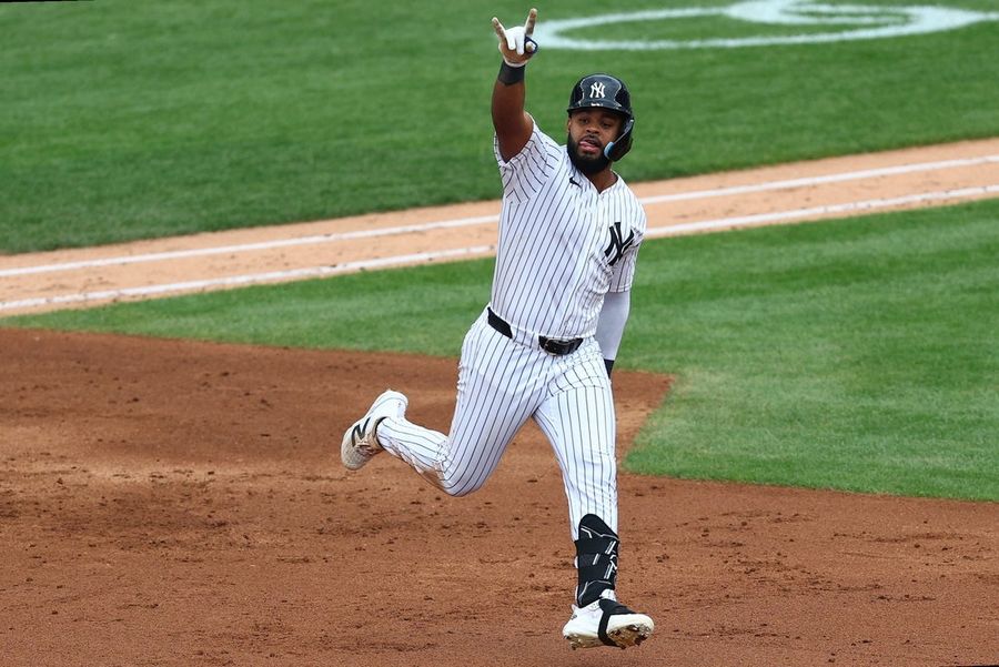 Os Yankees massacram os Red Sox por 16 a 1 e garantem a série da temporada contra os rivais.