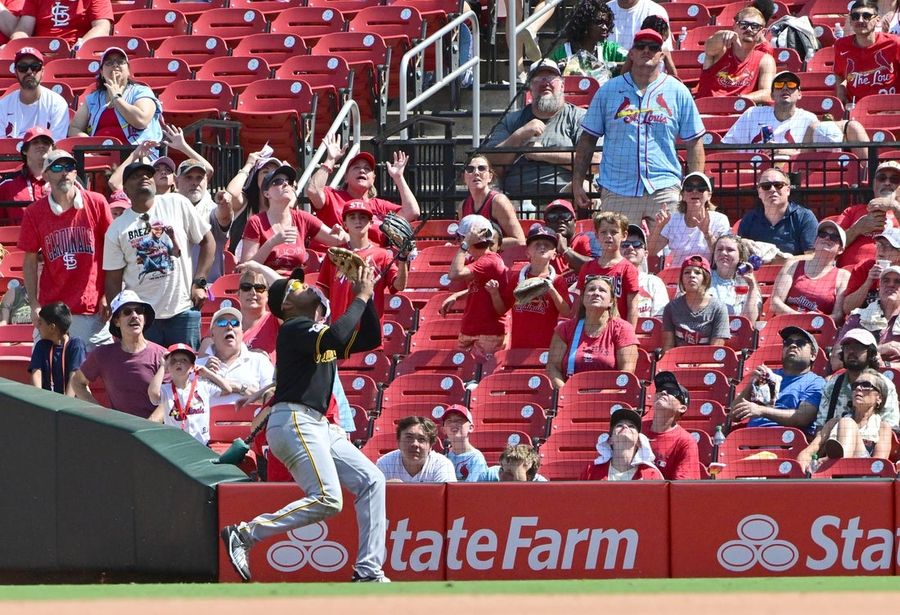 Esmerlyn Valdez acerta um home run na vitória dos Pirates sobre os Cardinals.