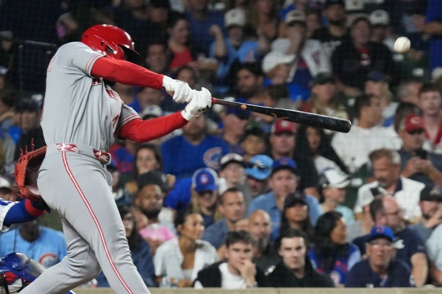 Reds blast 4 homers in victory over Cubs