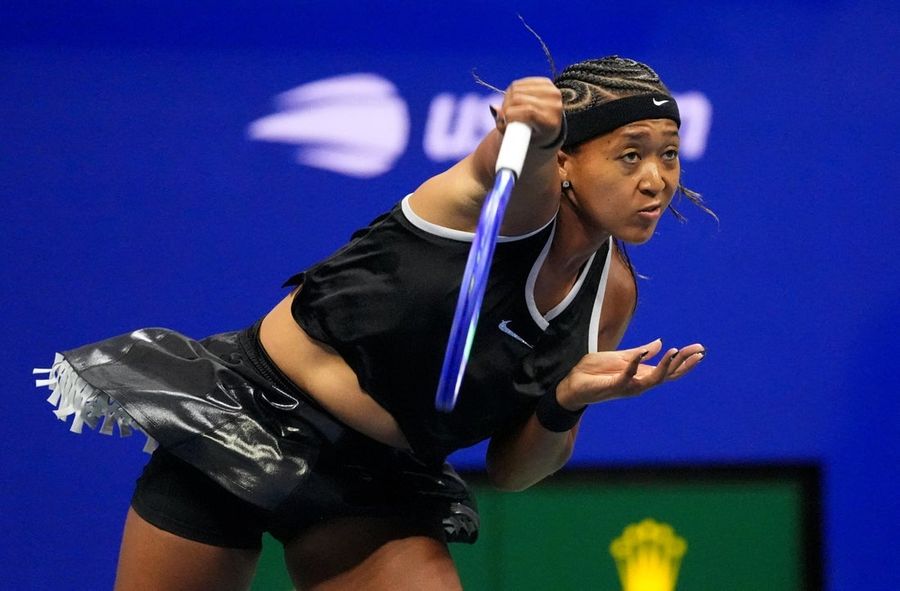 Naomi Osaka, con un look inspirado en Allen Iverson, avanza en el Abierto de Estados Unidos.