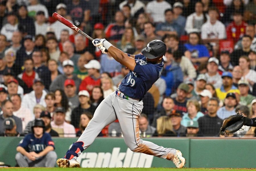Lázaro Montes manda a bola para fora do campo em sua estreia, e os Mariners massacram os Red Sox.