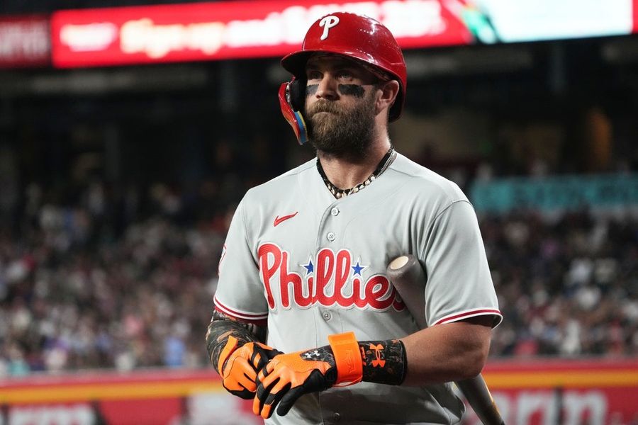 Phillies close in on NL East lead, seek to sweep D-backs  