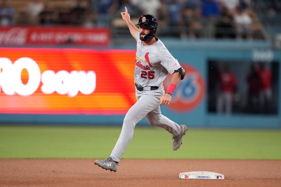 Thomas Saggese acerta 2 home runs na vitória dos Cardinals sobre os Dodgers, que estão em má fase.