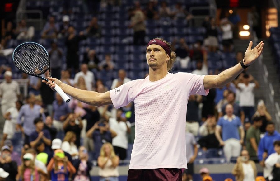No. 1 Alexander Zverev wins last 2 sets, survives U.S. Open opener
