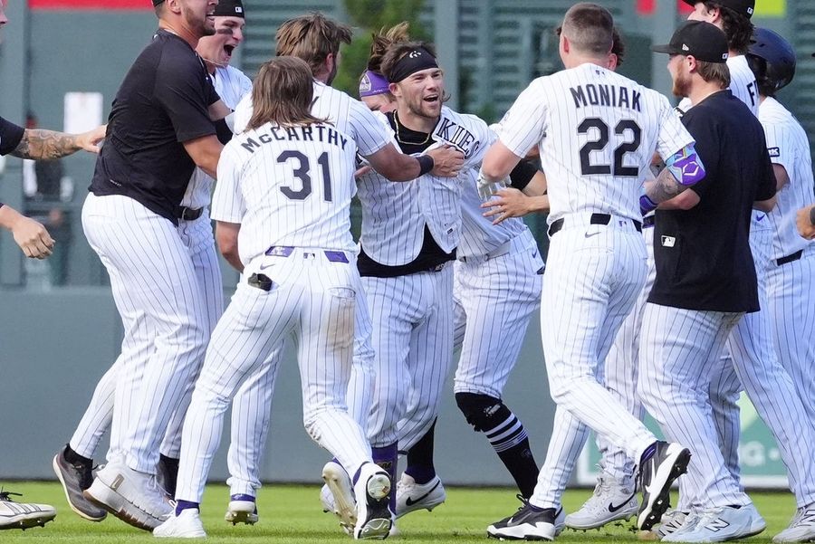 Los Rockies remontan dos veces para derrotar a los Orioles en entradas extra.