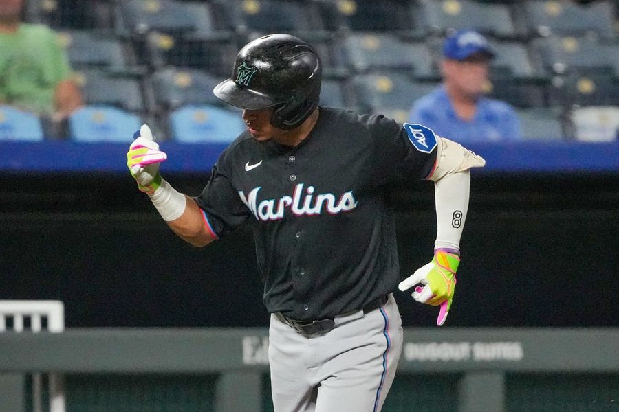 Javier Sanoja y los Marlins superan un mal comienzo para vencer a los Royals.