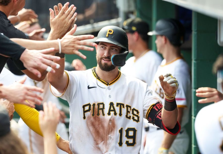 Pirates turn small-ball approach into 5-2 win over Giants