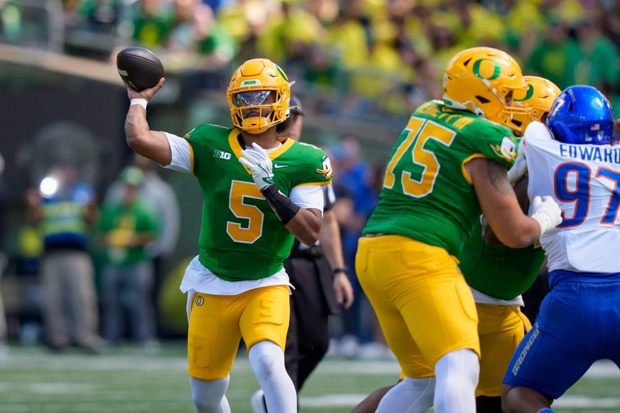 No. 2 Oregon rallies, avoids upset by Boise State