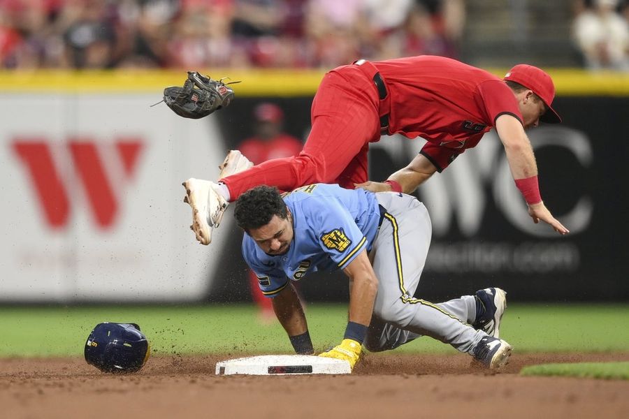 Reds top Brewers after lengthy weather delay