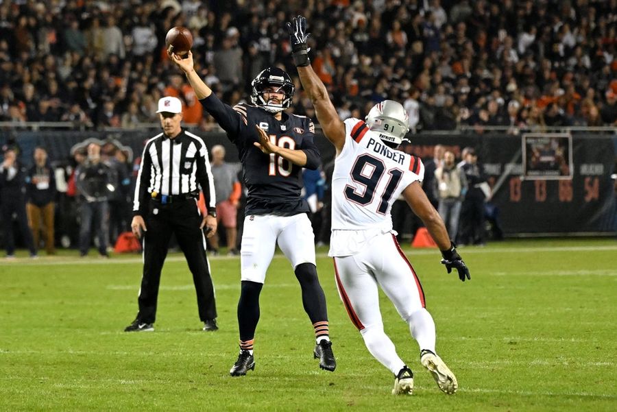 Caleb Williams y Luther Burden III ayudan a los Bears a poner fin a la racha ganadora de los Pats.