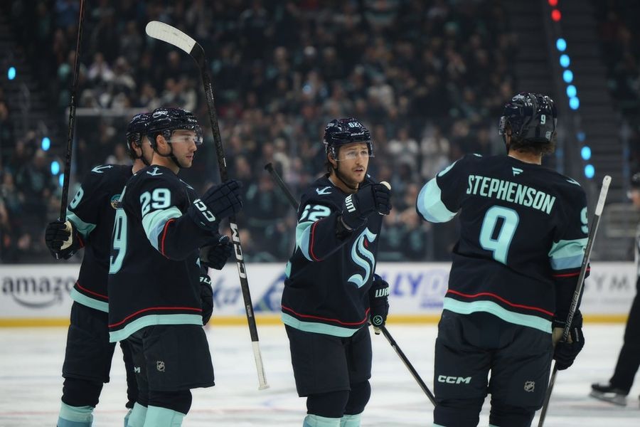 Kraken squander third-period lead, bounce back to top Mammoth