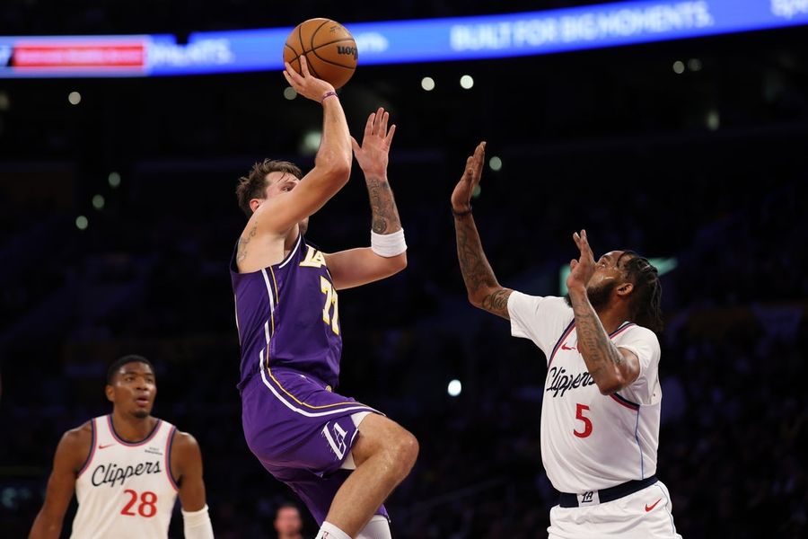 Lakers ride 39-point 3rd quarter to surge past Clippers 