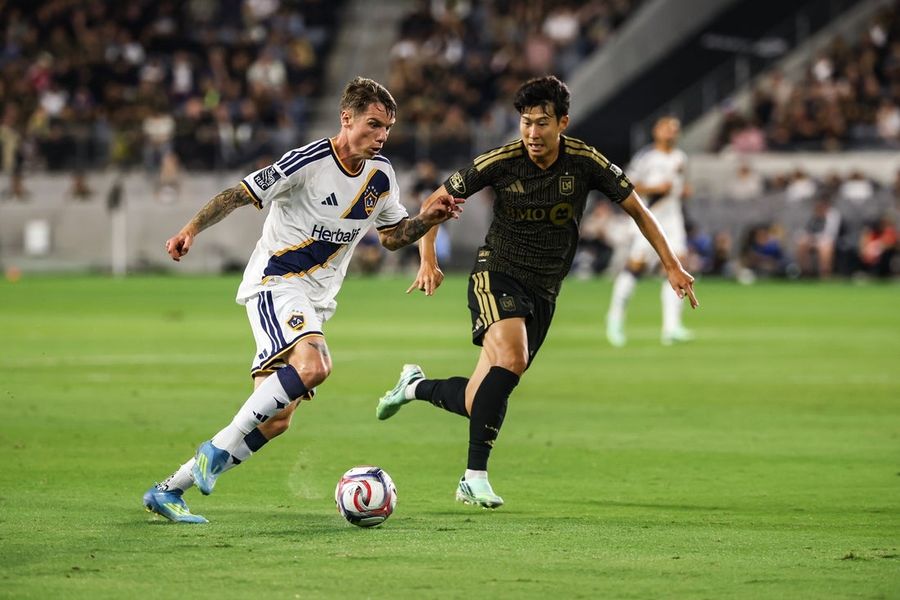 LAFC remonta y consigue un empate contra su rival Galaxy para asegurar su plaza en los playoffs.