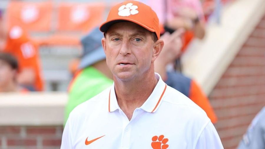 ‘Tú eres parte del problema’: Dabo Swinney se descarga en una llamada de radio aleatoria para preguntarle sobre su enorme salario, la actuación mediocre de Clemson