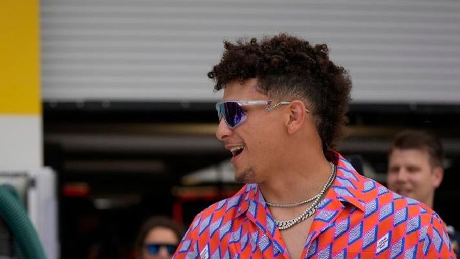 Patrick Mahomes takes NHL-related social media knockout thanks to his brother's troubles