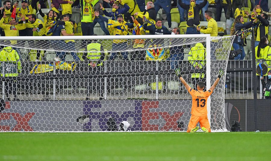 Man U. falls to Villareal in Europa Final after keeper beats keeper finish