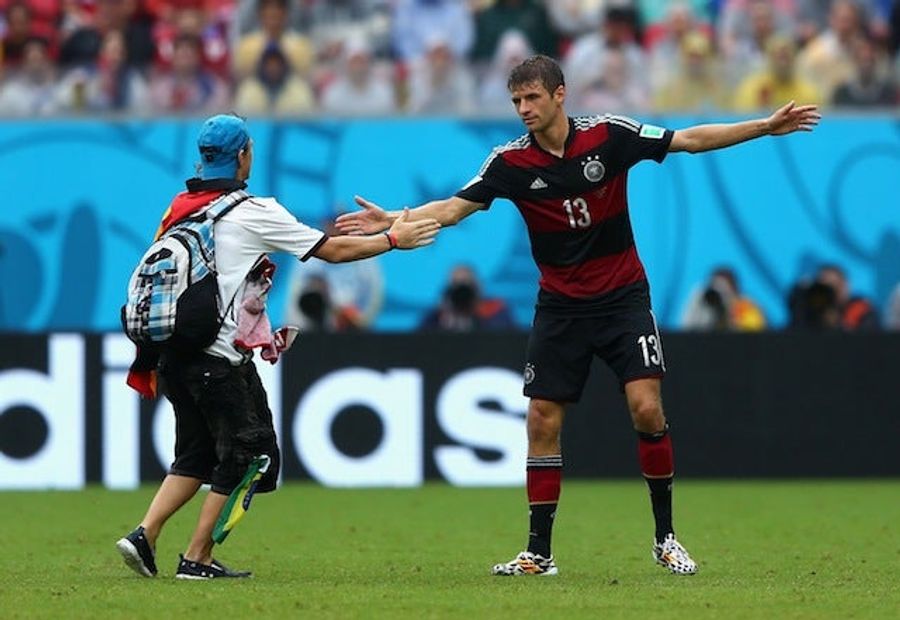 Soccer Bro Invades Pitch, High Fives Thomas Müller