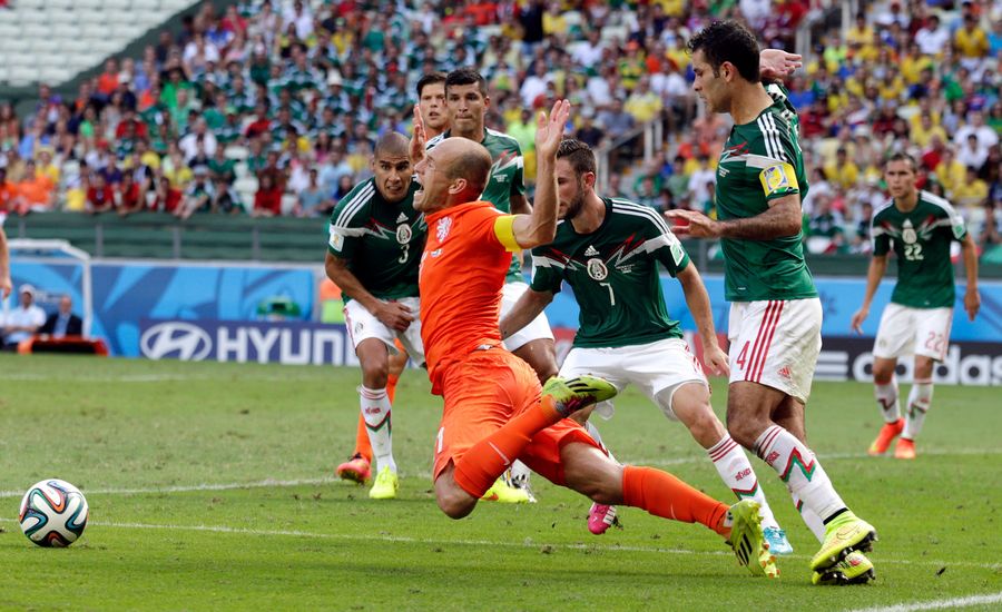 Arjen Robben Apologizes For His Dive (But Not <em>That</em> Dive)