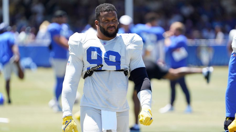 Aaron Donald goes into full-on smash mode