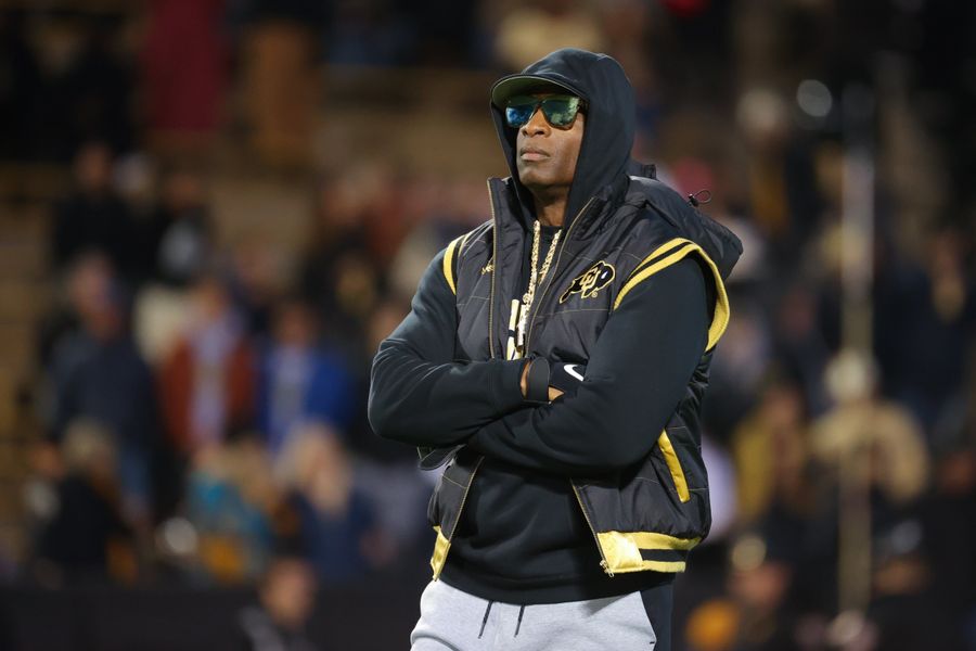 Deion Sanders cuestiona el corazón de CU y olvida dónde estaba su cabeza el jueves