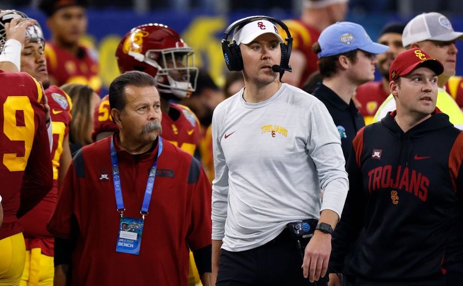 Lincoln Riley y la absurda tendencia de que los entrenadores sean cobardes con los reporteros