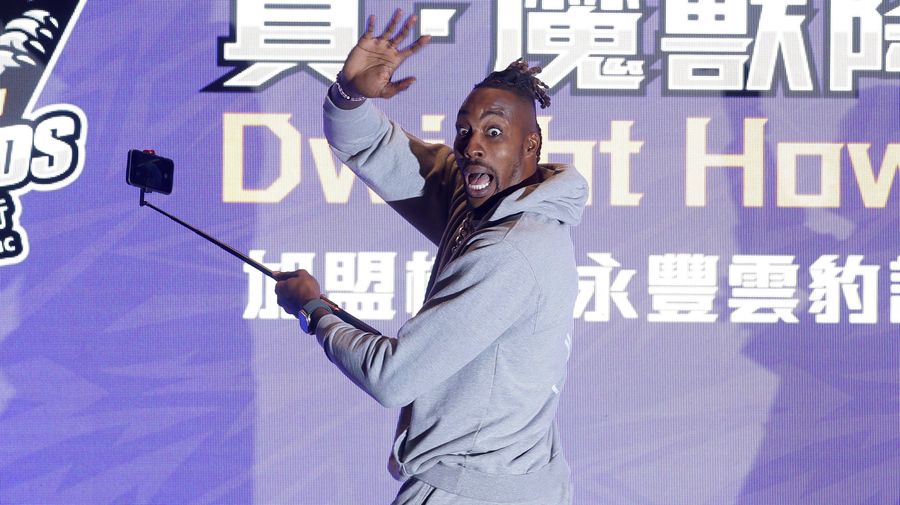 Dwight Howard moved to Taiwan and became a 3-point sniper