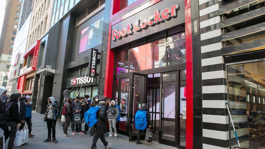 Eastbay is gone and 400 Foot Lockers are closing — online sneaker shopping sucks